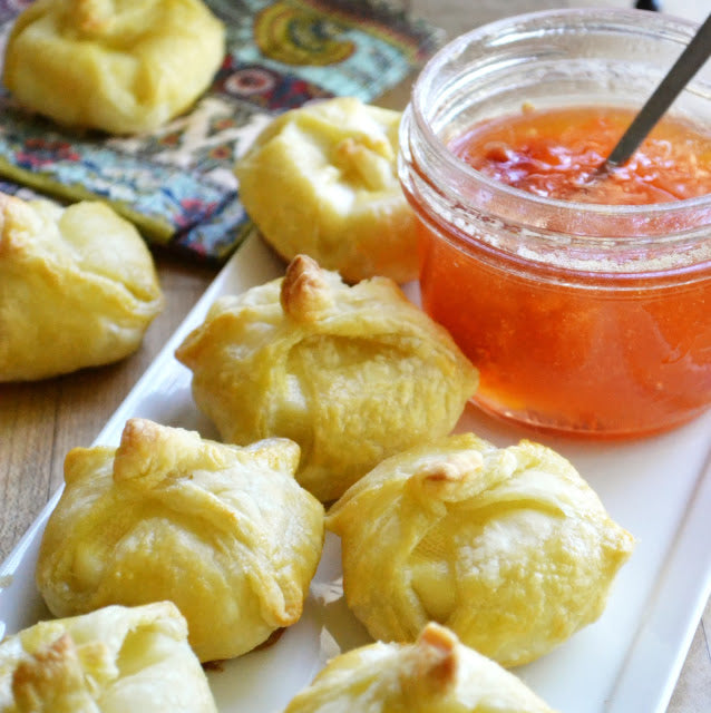 MINI BRIE EN CROUTE - 50 pieces per tray