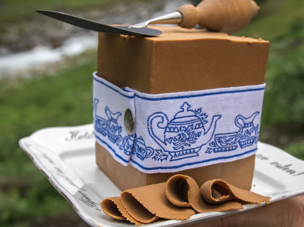 Fjak - Nordic Collection - Norwegian Chocolate with Brown Cheese, Milk Chocolate 45%