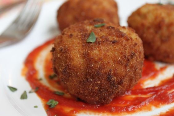 Crispy Arancini with Gouda Cheese (Riceballs) - 50 pieces per tray