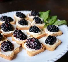 Crisps with Goat Cheese, Blackberries and Honey - includes 24