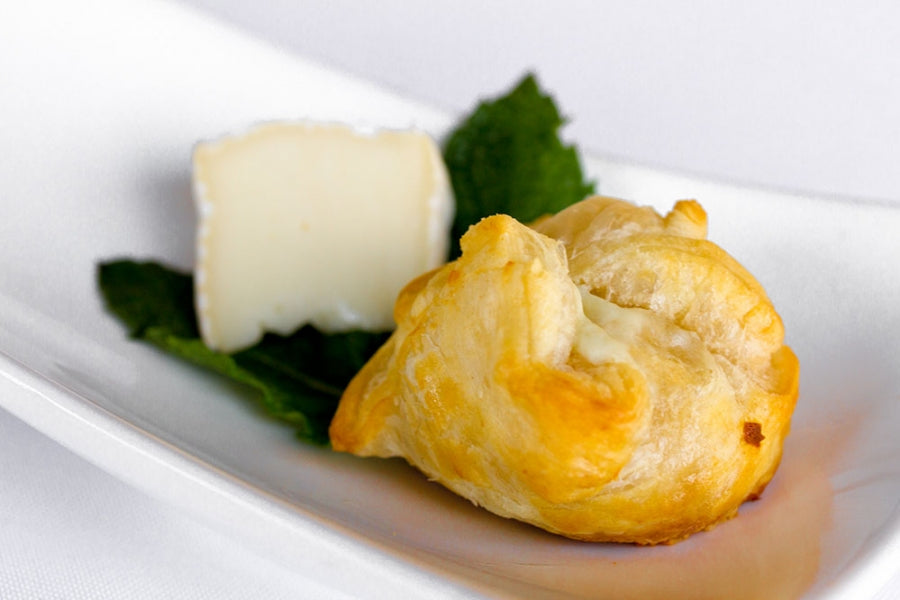 MINI BRIE EN CROUTE - 50 pieces per tray