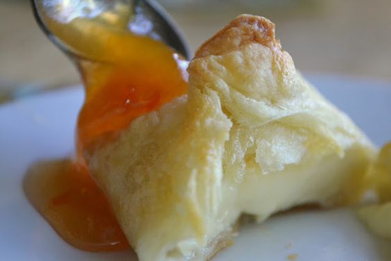 MINI BRIE EN CROUTE - 50 pieces per tray