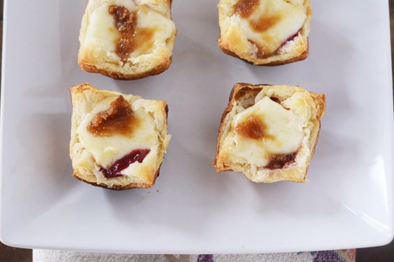 Raspberry & Brie En Croute - 50 pieces per tray