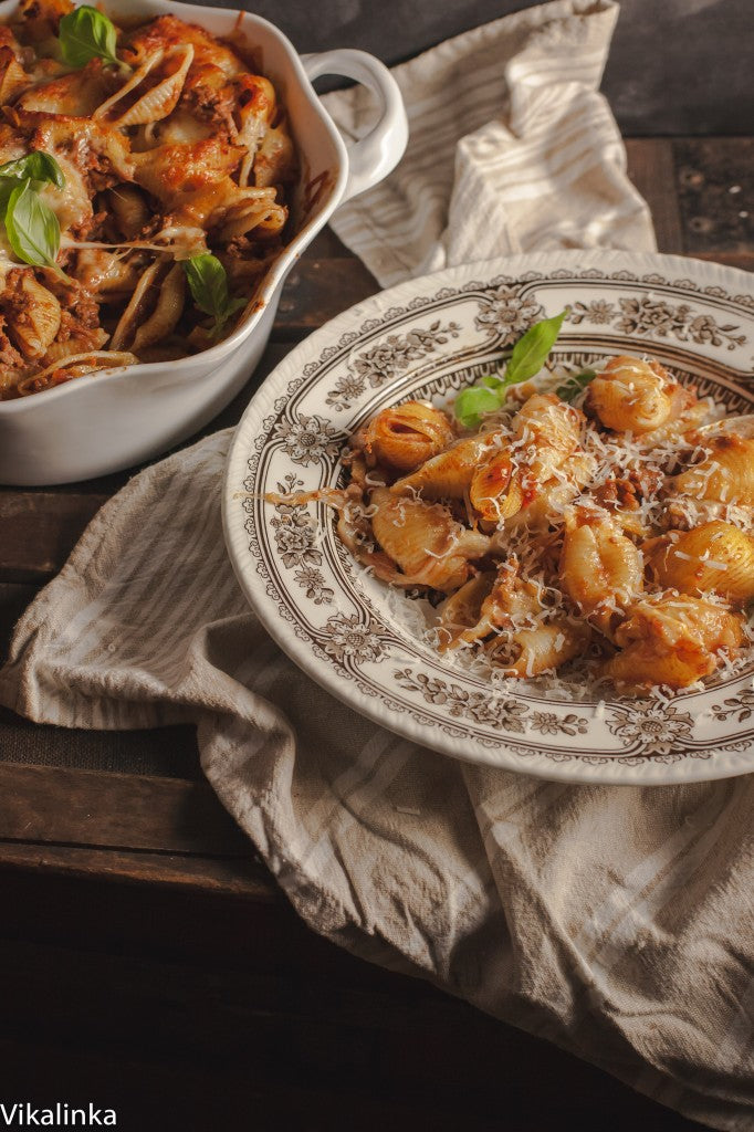 Baked Shells with Pesto, Mozzarella and Meat Sauce