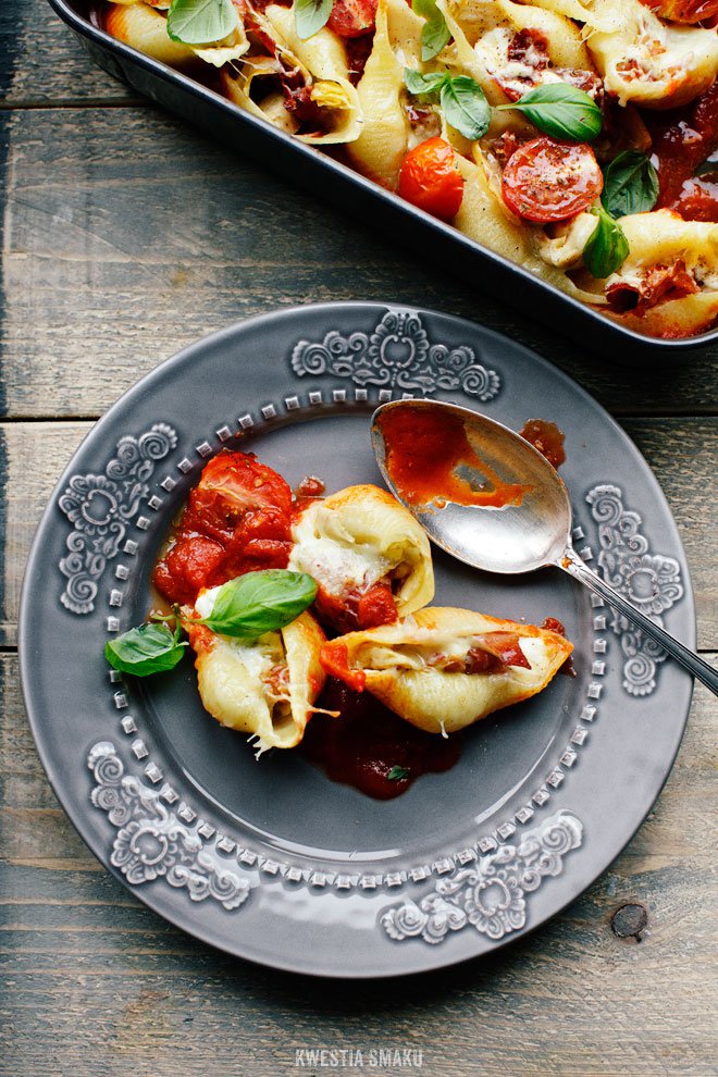 STUFFED PASTA SHELLS WITH ARTICHOKES, HAM AND CHEESE