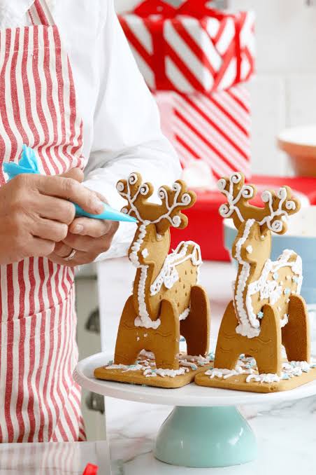 Enchanted Gingerbread Reindeer Decorating Kit