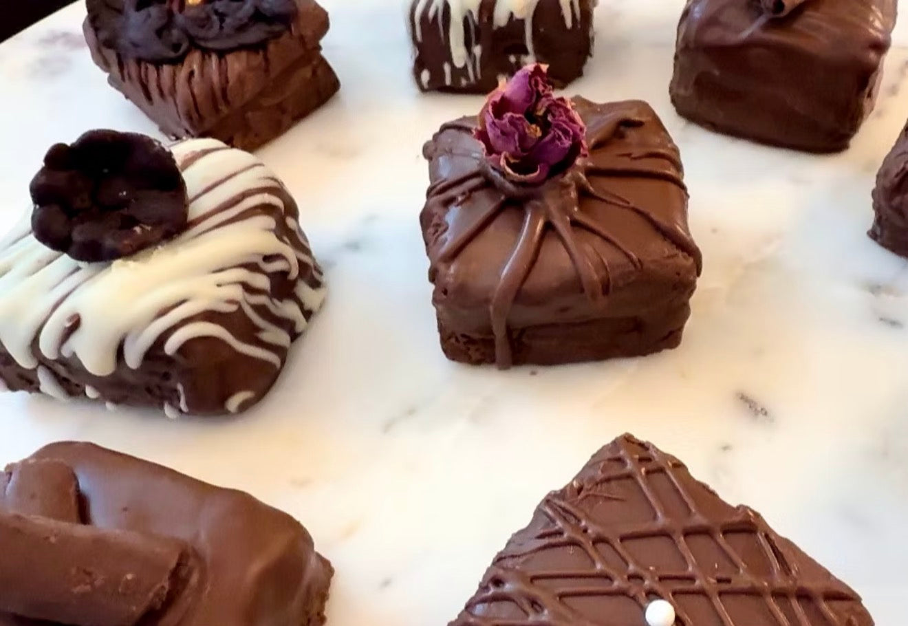Assorted Petit Fours “Black & White” – 144/Case