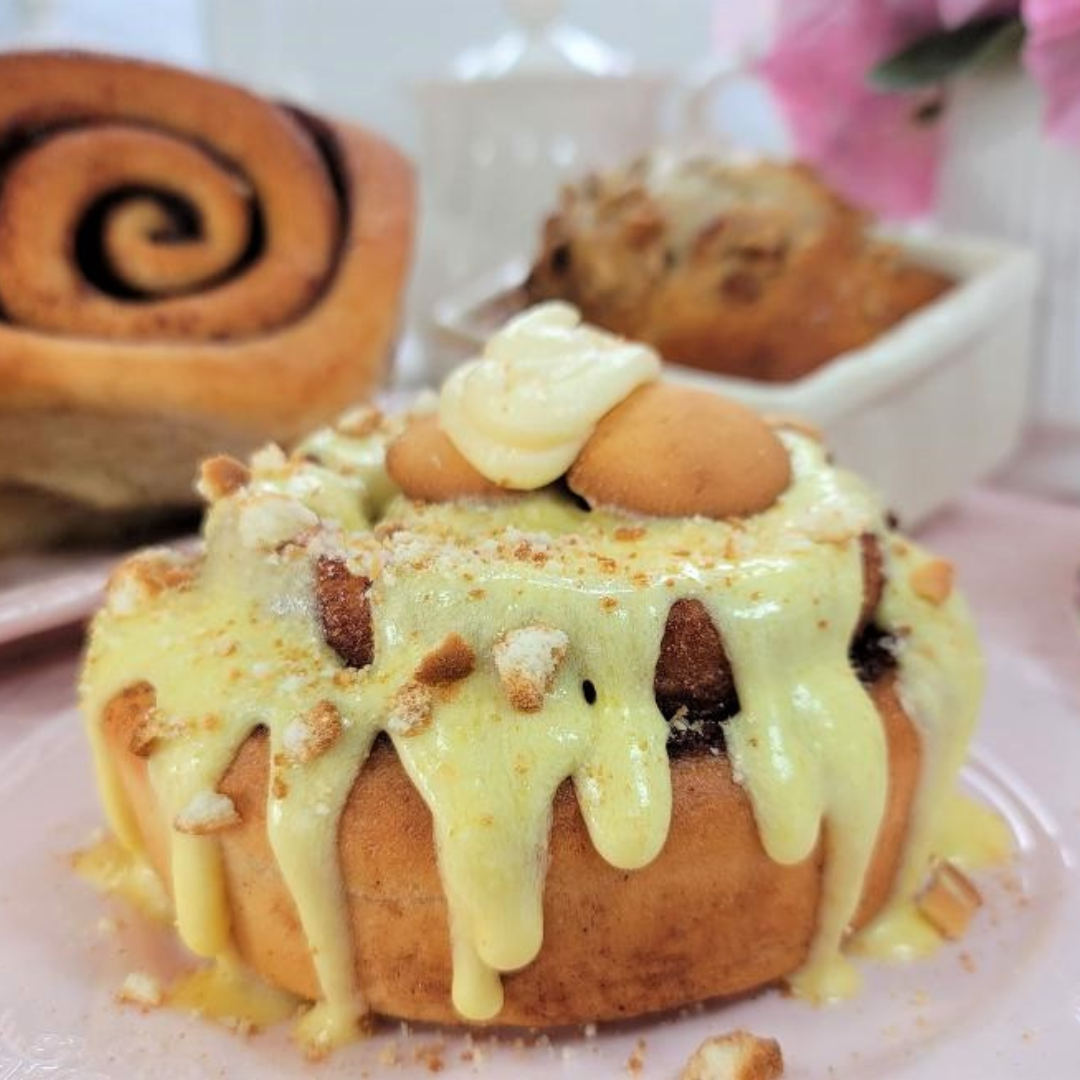 Banana Pudding Cinnamon Rolls, Jumbo – Pack of 6 by Cinnamom Bakery