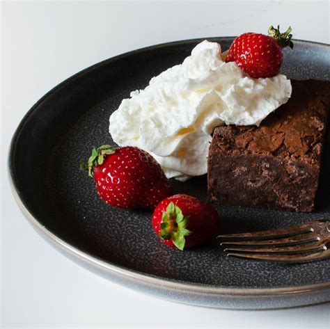 Organic Isigny's Creme Chantilly Whipped Cream with Vanilla of Madagascar - 12/Case