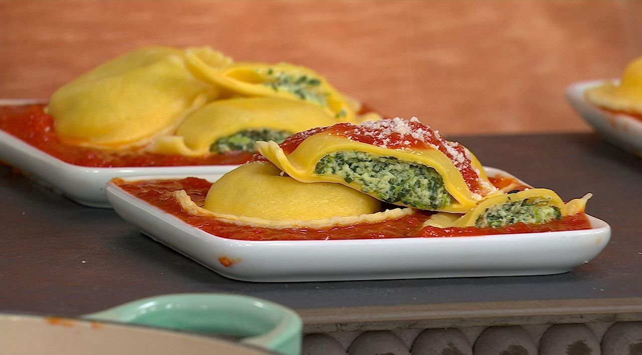 Sergio’s Signature Spinach Garlic Raviolis with Marinara Sauce - includes 24 Ravioli & 2 Marinara Sauces