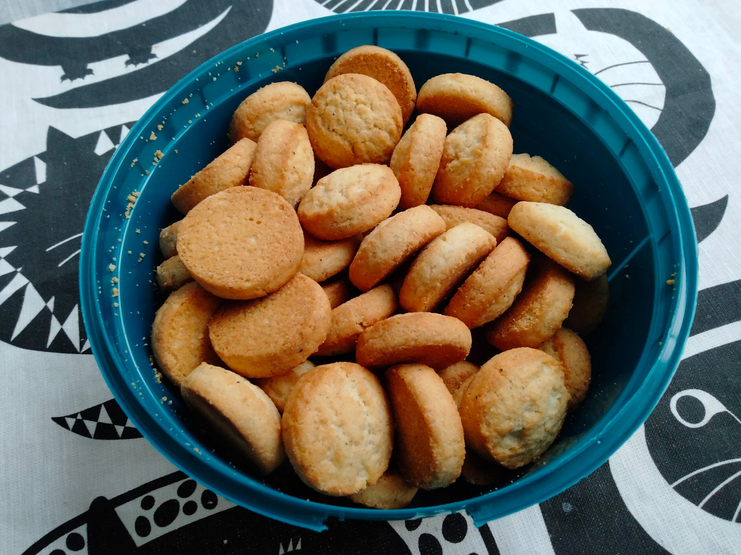 Nyakers Kardemumma Skorpor Swedish Cardamom Cookies - Small Crusts Shortbread Cookies with Cardamom Spice Traditionally Baked in Sweden - Gourmet Sugar Cookies for Christmas & Any Occasion, 12.34  oz