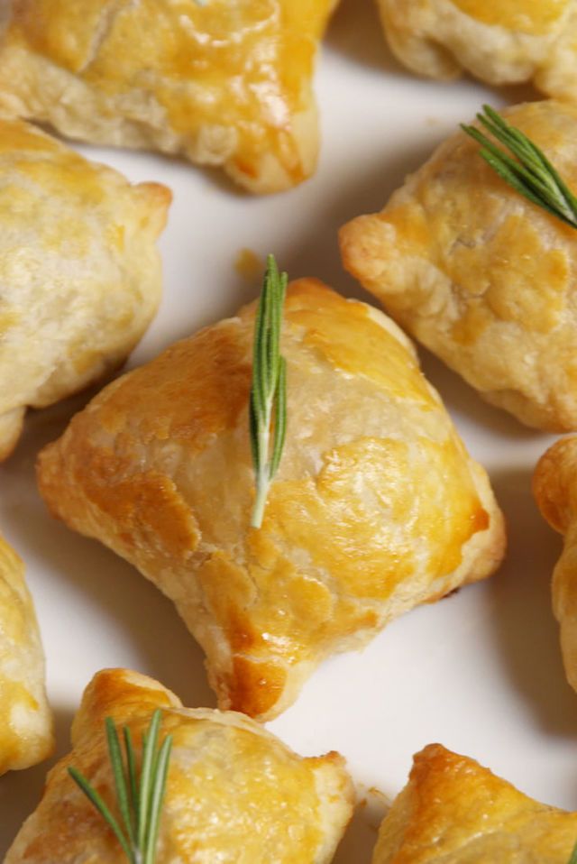 Mini Beef & Bleu Cheese in Puff Pastry - 50 pieces per tray