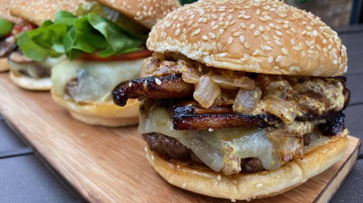 Farmland Foods Gold Medal 8 oz. Black Angus Burgers - 20/Case