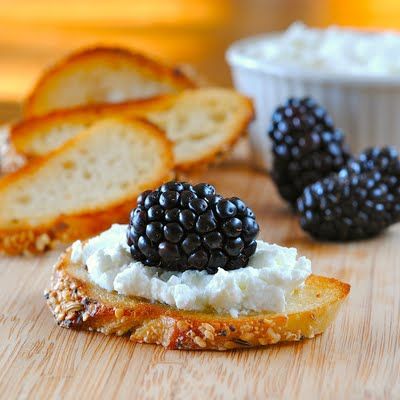 Crisps with Goat Cheese, Blackberries and Honey - includes 24