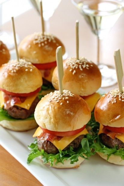 Mini American Cheeseburger with Pickle - 45 pieces per tray