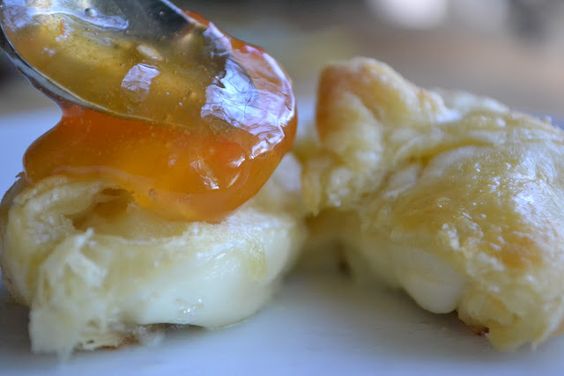 MINI BRIE EN CROUTE - 50 pieces per tray
