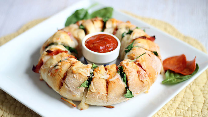 Cheesy Pizza Party Ring