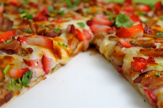 STRAWBERRY BALSAMIC PIZZA WITH CHICKEN, SWEET ONION AND APPLEWOOD BACON