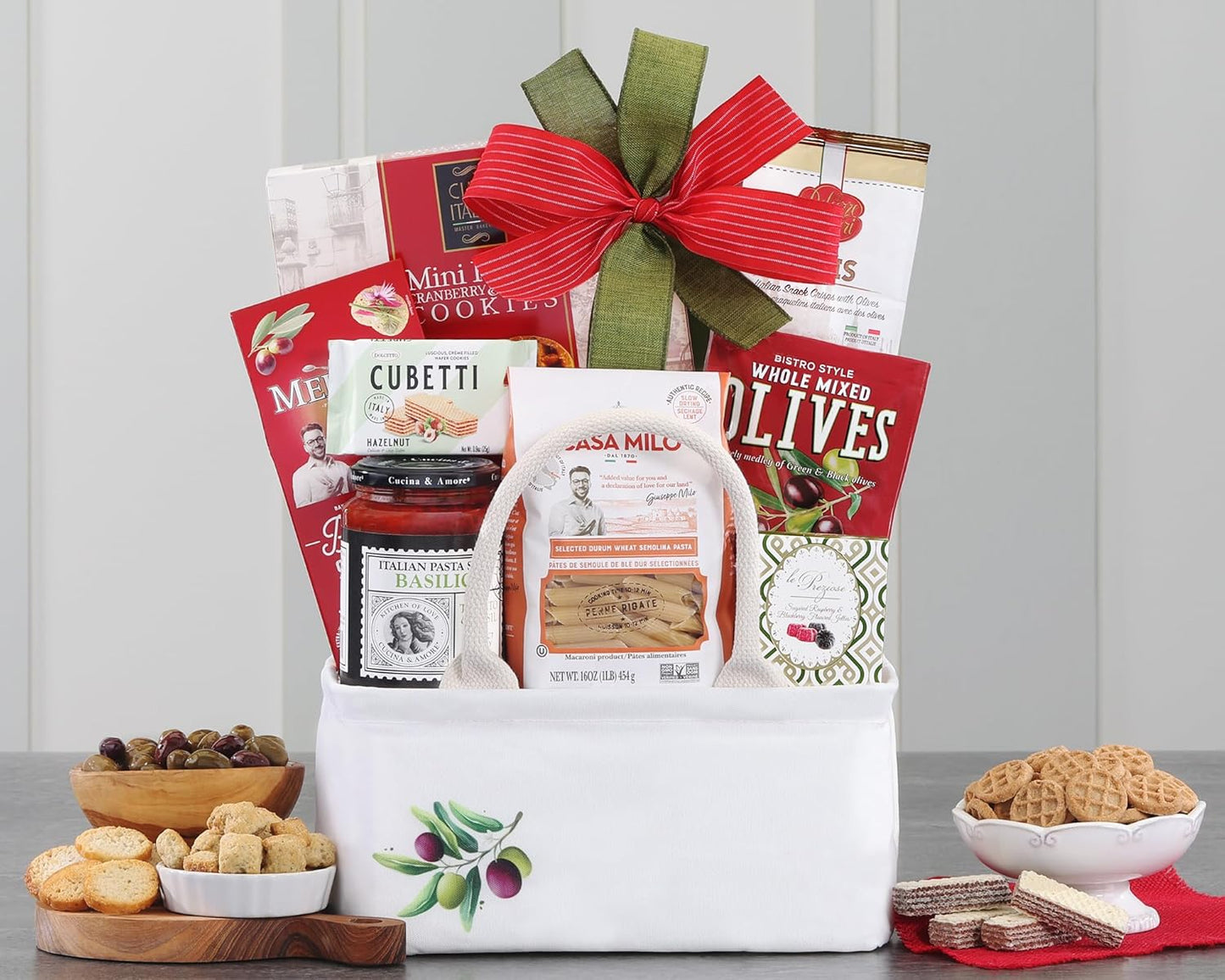 The Taste of Italy Italian Gift Basket - Gourmet Pasta, Crisps, Wafers, Le Preziose, Jelly, Bruschette, Sauce &amp; Bella Campagna Mixed Olives