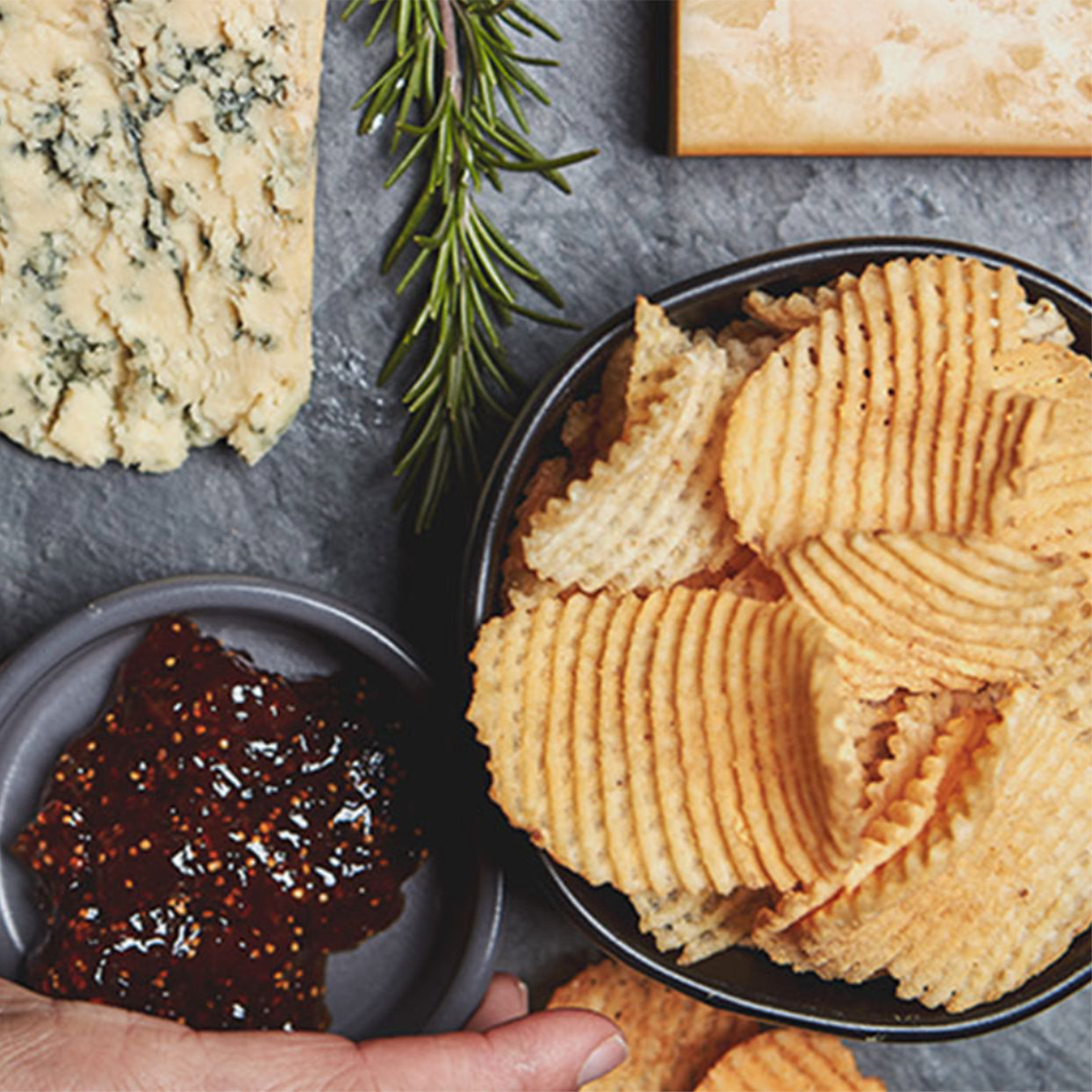 WINE CHIPS EASTER EDITION CHEESE COLLECTION W/SERRANO CHEDDAR BONUS SAMPLE